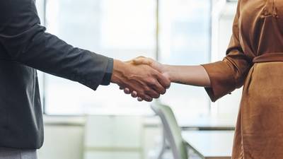 Handshake, Vereinbarung und Umgang mit Geschäftsleuten im Büro für Treffen, Vertrag und Chancen. Partnerschaft, Jobförderung und Teamarbeit mit Mitarbeitern, die Hände schütteln für Willkommen, Hallo und b2b