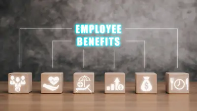 Mitarbeiter Benefits Karriere Konzept, Holzblock auf dem Schreibtisch mit Employee Benefits Symbol auf dem virtuellen Bildschirm.