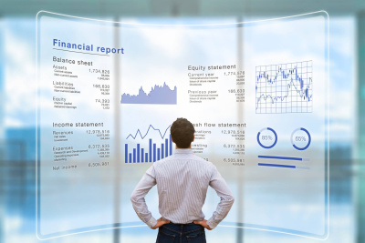 Geschäftsmann, der die Finanzberichte über die Geschäftsaktivitäten des Unternehmens (Bilanz, Gewinn- und Verlustrechnung) auf einem virtuellen Computerbildschirm mit Business Charts, analysiert.