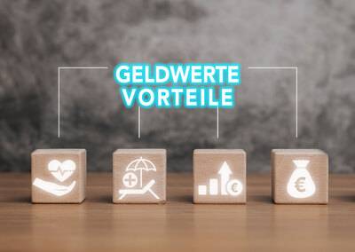 mehrere Holzblöcke auf einem Schreibtisch, darüber in leuchtenden Buchstaben der Schriftzug 