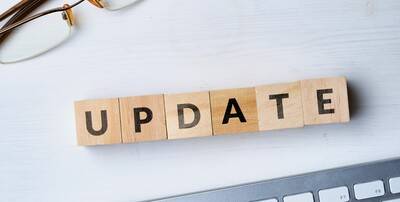 Holzwürfel mit Buchstaben, die das Wort \