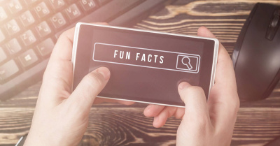 Schriftzug „FUN FACTS“ auf einem Smartphone-Bildschirm. Banner.