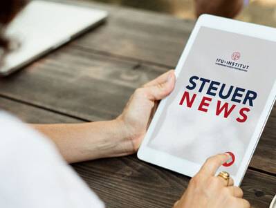 Eine Frau tippt auf ein Tablet, darauf ist der Schriftzug 