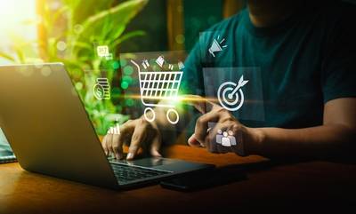 Online-Shopping-Konzept, Geschäftsmann verwenden Smartphones, um Produkte aus Online-Shops und Shop im Internet, E-Commerce-Shop, Online-Geschäft, Bequemlichkeit, wettbewerbsfähigen Preis zu kaufen