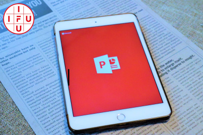 Tablet-Computer mit Microsoft PowerPoint-Logo auf dem Bildschirm