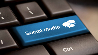 Schaltfläche Social Media auf einer Tastatur mit Sprachblasen