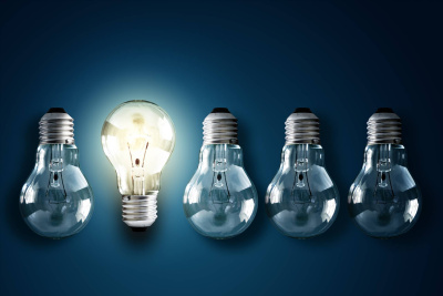 Leuchtstofflampe in einer Reihe von dunklen Konzepten für Kreativität, Innovation und Lösung