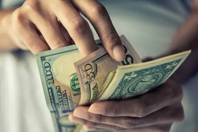 Zählung von Geld US-Dollar mit der Hand 