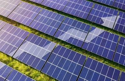 Aufwärtstrahlengraph mit Pfeil, der auf Reihen von Solarpaneelen überlagert ist. Steigerung von Produktion, Effizienz und Nutzung. Steigerung der Nachfrage nach erneuerbarer Energie.