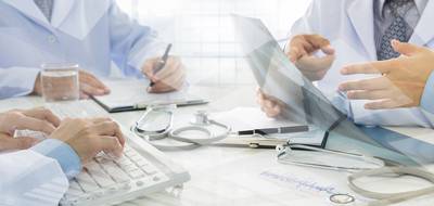 ärztliches Team brainstorming diagnostische Patient im Operationssaal Krankenhaus.