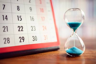 Stundenglas und Kalender als Konzept für Fristen zu wichtigen Terminen.