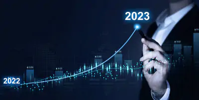 Geschäftsmann zeichnet die Pfeile neue Ziele, Pläne und Visionen für das kommende Jahr