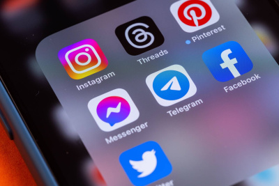 Smartphonebildschirm mit verschiedenen Icons wie Facebook, Instagram, Telegram zu sehen.