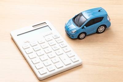 Auto und Taschenrechner auf einem Tisch