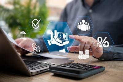 Corporate Payment and Expense Management System-Software, Geschäftsmann prüfen Finanzdokumente und Bezahlung online, Gehalt, Steuer, Schulden und Fonds-Management für effiziente Geschäftsbuchhaltung, Rechnung