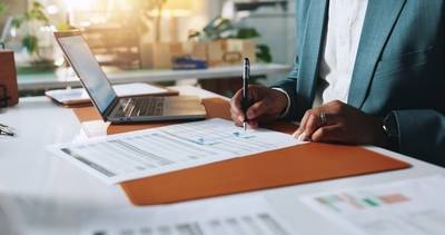 Unterschrift, Dokumente und Händchen von Geschäftsleuten für Finanzkontrolle, Budget- und Unternehmensprüfung. Buchhalter, Berichte und Unterlagen mit Laptop für die Einhaltung von Finanzvorschriften, Steuer- oder Verkaufsgenehmigungen im Büro