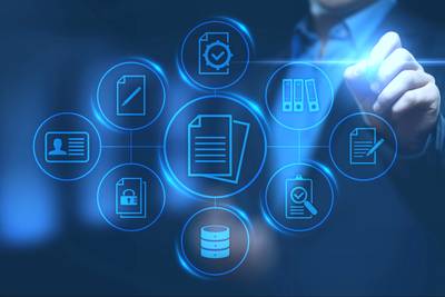 Ein Geschäftsmann vor holografischen Icons, die für Datenbanken, Informationen, Archivierung und Dokumente stehen