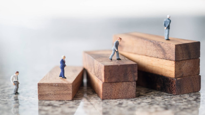  Gruppe von Geschäftsleuten Miniaturfiguren, die auf einer Holztreppe aus Holzblöcken stehen