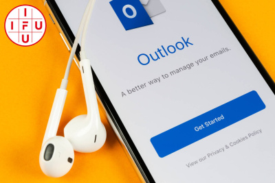 Smartphone mit dem Startbildschirm von Outlook.