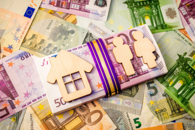 Symbol des Heims und der Familie auf einem Hintergrund mit vielen Euro-Geldscheinen.