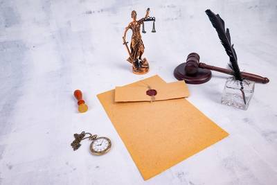 Versiegelter Brief mit Symbolen der Justizia im Kontext eines Testaments