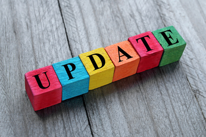Bausteine in verschiedenen Farben bilden das Wort Update
